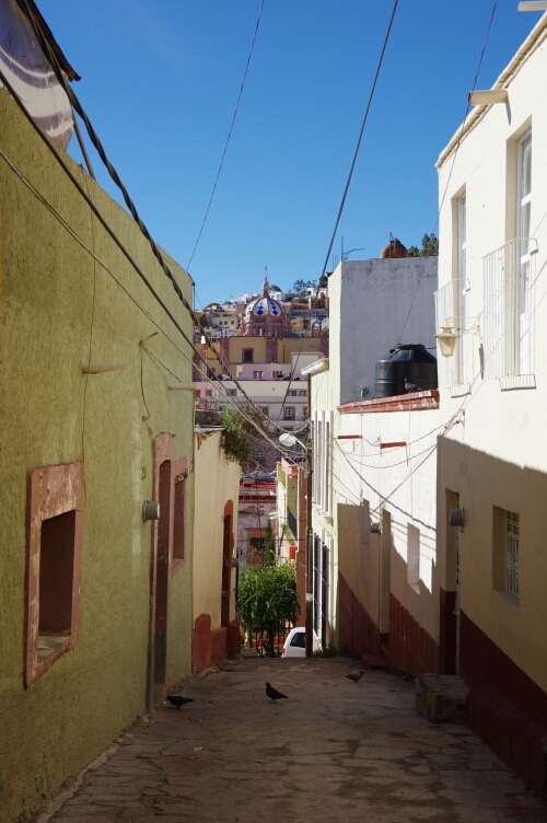 Templo Santo Domingo atop a narrow alley